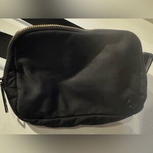 Lululemon everywhere belt fanny pack bag 1L nylon black water repellent street